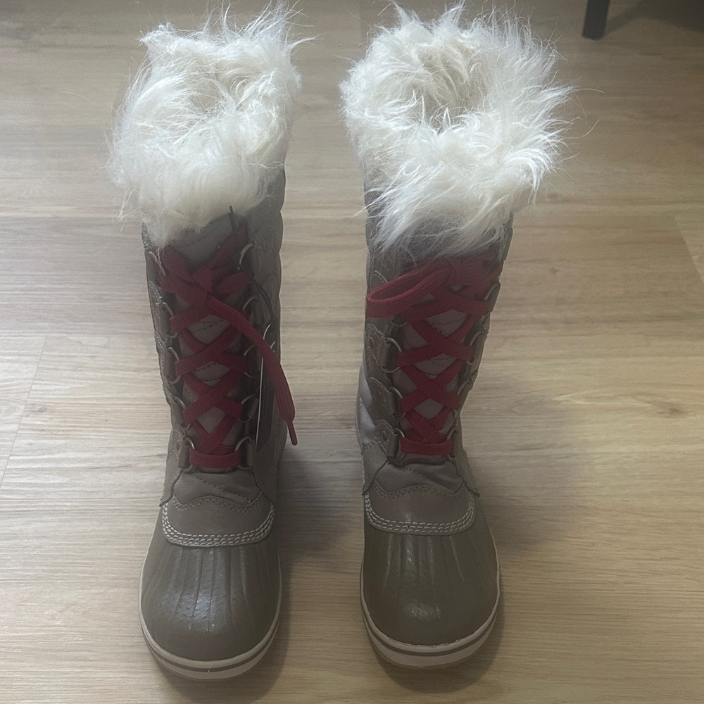 Brand new Stylish girls Sorel size 2 Winter Boots with Faux Fur Trim